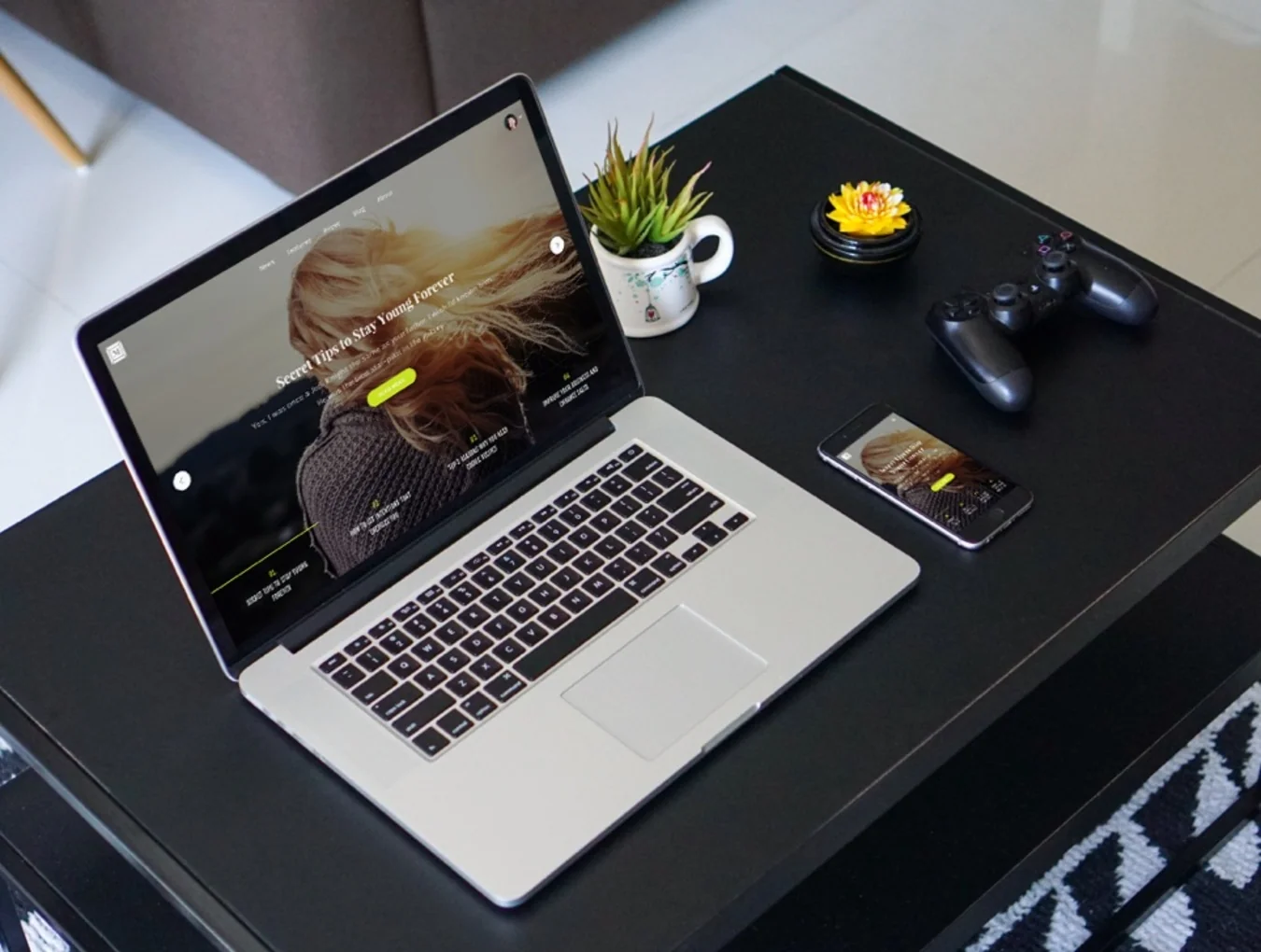 20 iPhone & Macbook Mockups 5